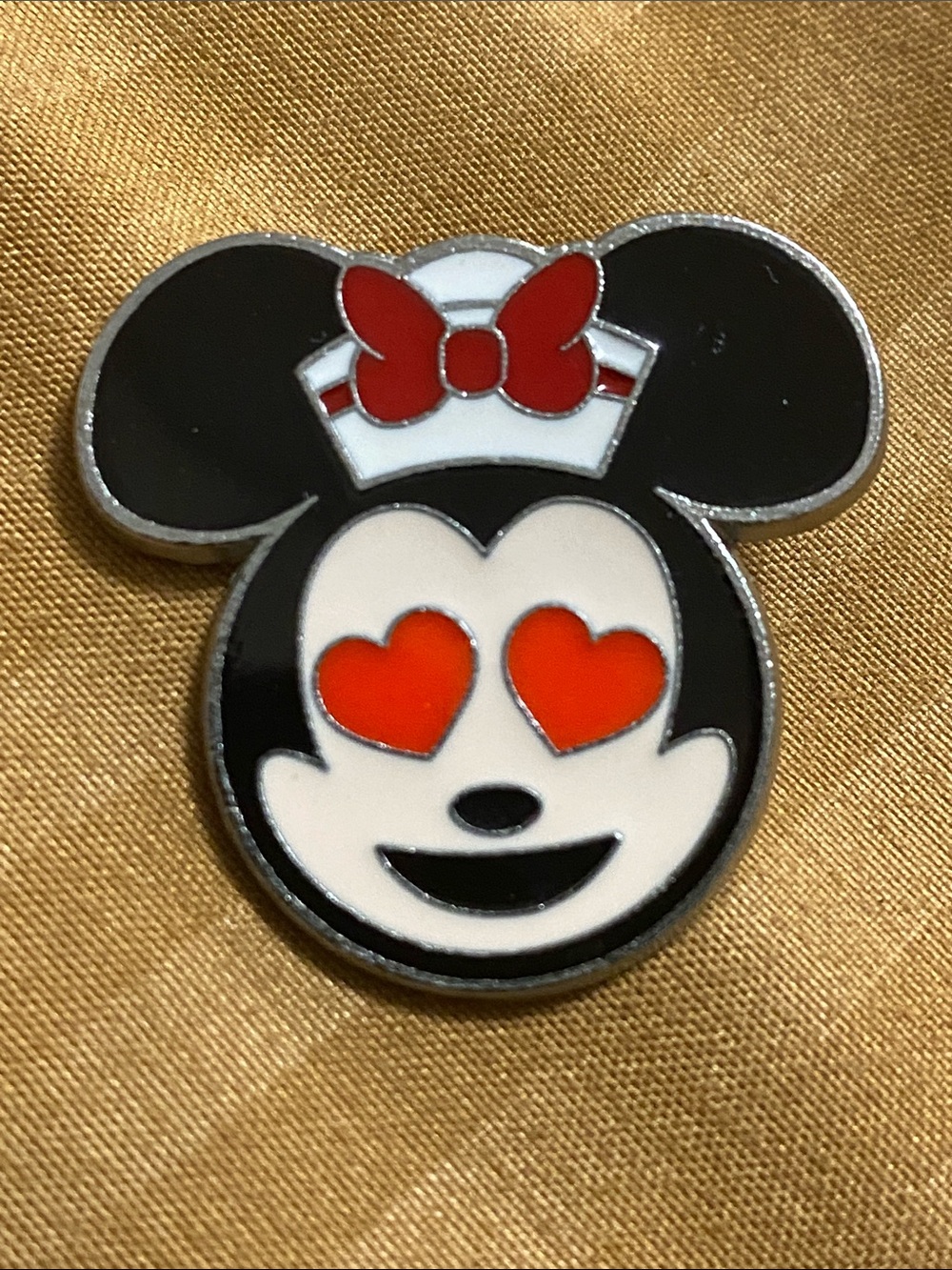 Disney Pin Collector Minnie Mouse “Heart eyes” emoji trading Pin only In DCL.